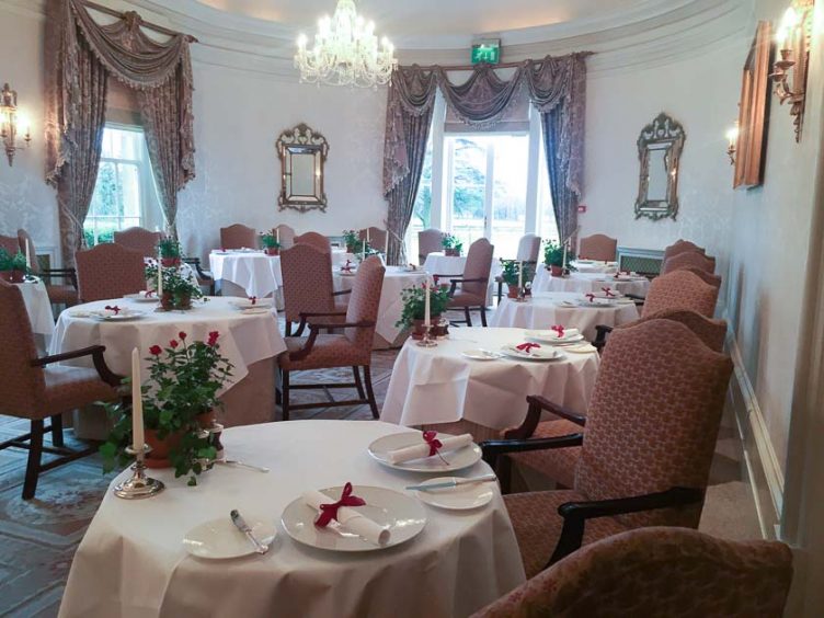 English hotels like Lucknam Park have a real knack to make you feel like a Downtown Abbey lady. From the moment you drive down the 1 mile long tree-lined alley, you know you're in it for something special.