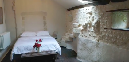 Maison de La Vaure - a Bordeaux chateau for your summer holiday. 16 Maison de la Vaure chateau rental near Bordeaux with heated outdoor pool
