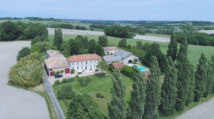 Maison de La Vaure - a Bordeaux chateau for your summer holiday. 20 Maison de la Vaure chateau rental near Bordeaux with heated outdoor pool