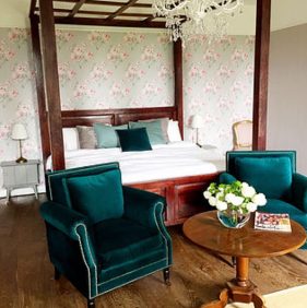 Maison de La Vaure - a Bordeaux chateau for your summer holiday. 10 Maison de la Vaure chateau rental near Bordeaux with heated outdoor pool