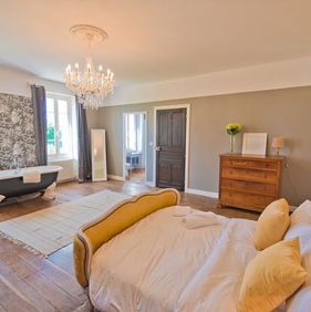 Maison de La Vaure - a Bordeaux chateau for your summer holiday. 6 Maison de la Vaure chateau rental near Bordeaux with heated outdoor pool