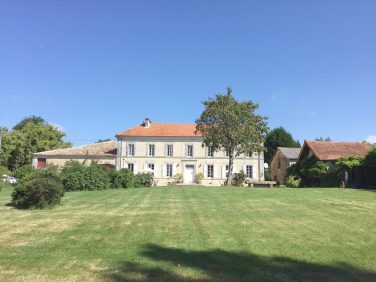 Maison de La Vaure - a Bordeaux chateau for your summer holiday. 2 Maison de la Vaure chateau rental near Bordeaux with heated outdoor pool