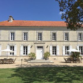 Maison de La Vaure - a Bordeaux chateau for your summer holiday. 4 Maison de la Vaure chateau rental near Bordeaux with heated outdoor pool