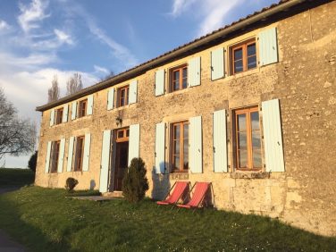 Maison de La Vaure - a Bordeaux chateau for your summer holiday. 14 Maison de la Vaure chateau rental near Bordeaux with heated outdoor pool