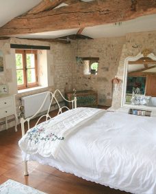 Maison de La Vaure - a Bordeaux chateau for your summer holiday. 17 Maison de la Vaure chateau rental near Bordeaux with heated outdoor pool